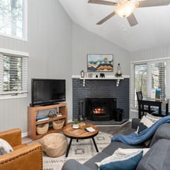 Pet-Friendly Retreat Walk to Slopes & Village!