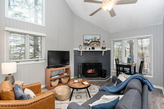 Pet-Friendly Retreat Walk to Slopes & Village! - Image 1